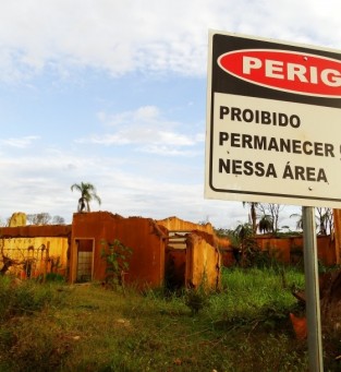 Após destruição do subdistrito de Bento Rodrigues, em Mariana, a Samarco espalhou placas  alertando o perigo no local