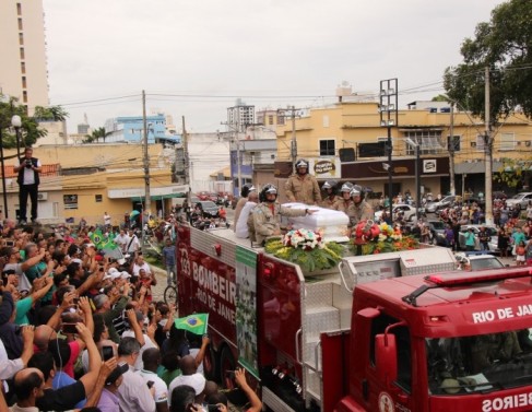 Milhares de pessoas compareceram  cerimnia de despedida ao atacante Bruno Rangel, nascido em Campos e que era o maior artilheiro da Chapecoense