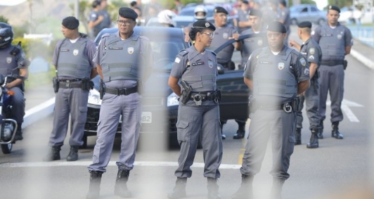 Familiares de policiais permanecem em frente a batalhes