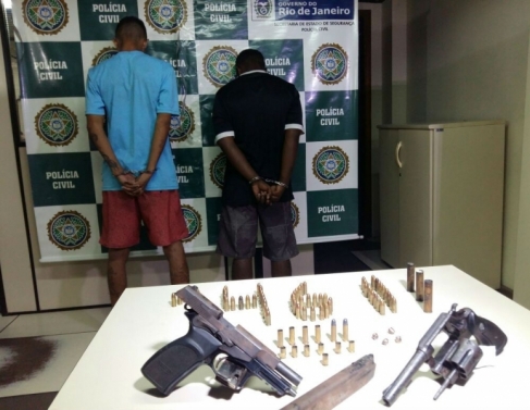 Suspeitos forma detidos com armas e munies