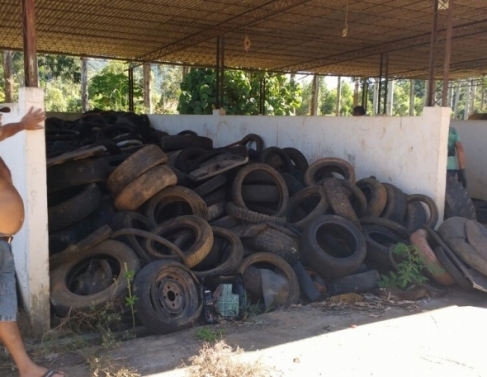 Pneus foram recolhidos em Santa Maria Madalena