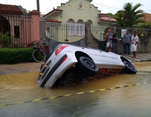 Cratera se abre na Sete de Setembro