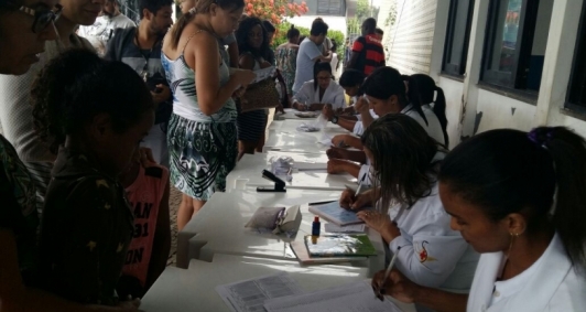 Segundo dia de vacinao em massa