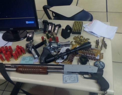 Materiais apreendidos em residncia do subtenente