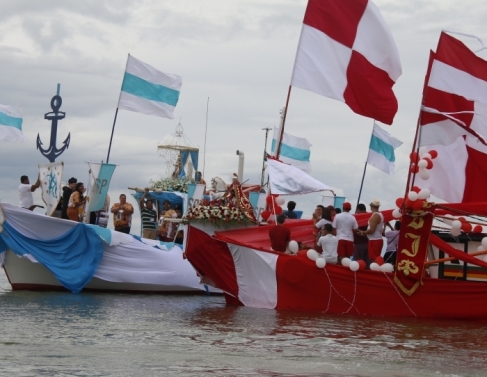 Fi�is na prociss�o pluvial de Nossa Senhora da Penha