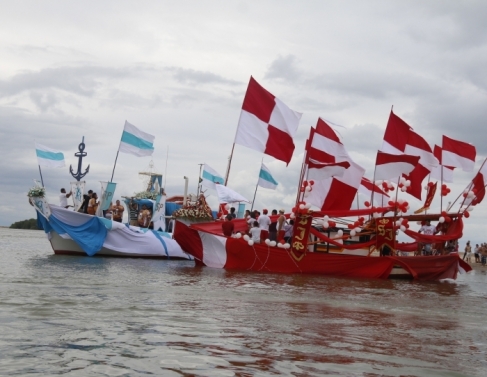 Fi�is na prociss�o pluvial de Nossa Senhora da Penha