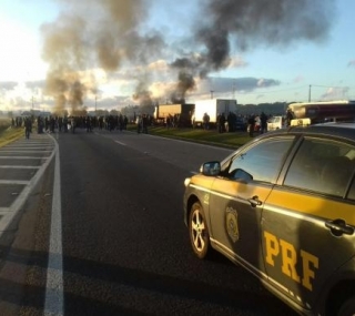 Protesto na BR 227, no Paran&aacute;