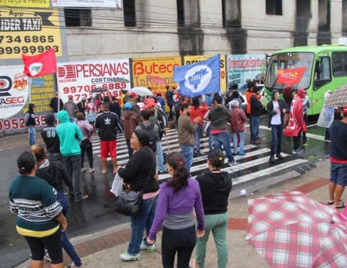 Manifestantes fecham a Beira-Valão, no Centro