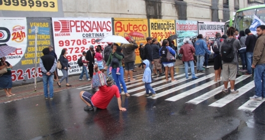 Manifestantes fecham a Beira-Valão, no Centro