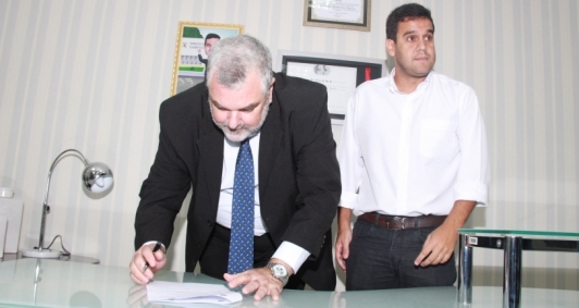 Rafael Diniz assina convnio para implantao da Jucerja em Campos