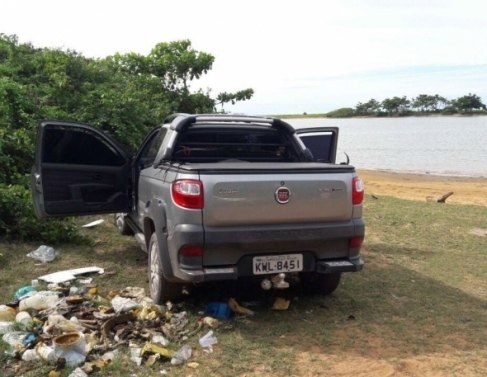 Ve�culo foi abandonado pelos criminosos
