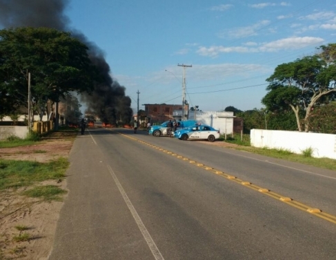 Moradores realizam manifesta&ccedil;&atilde;o na RJ 240 