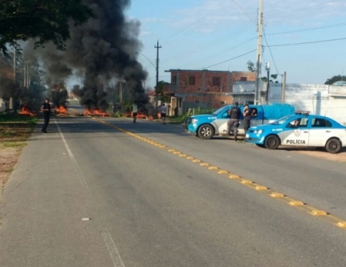 Moradores realizam manifesta&ccedil;&atilde;o na RJ 240 