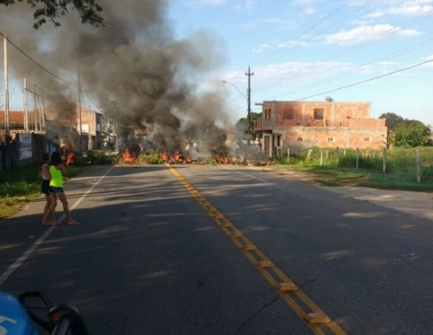 Moradores realizam manifesta&ccedil;&atilde;o na RJ 240 