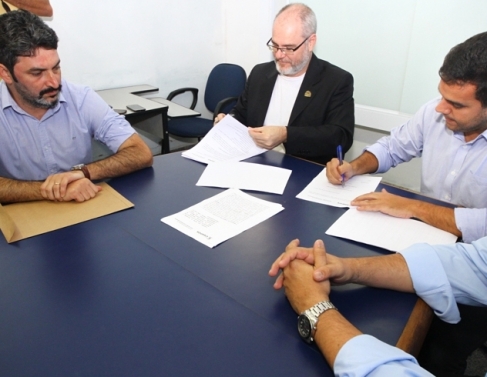 Assinatura de conv�nio entre Campos e Uenf