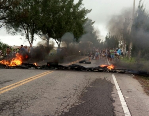 Pescadores interditam a RJ 216