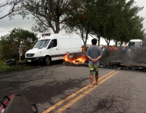 Pescadores interditam a RJ 216