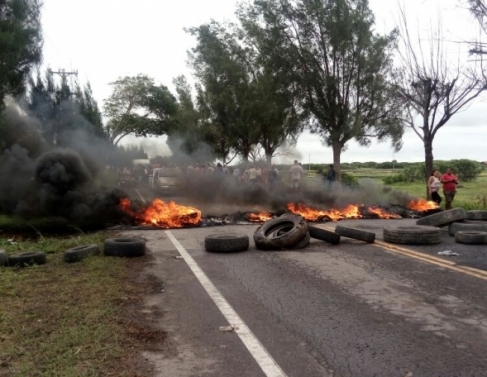 Pescadores interditam a RJ 216