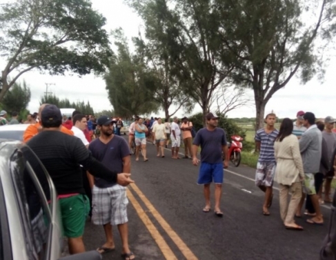 Pescadores interditam a RJ 216