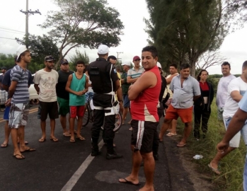 Pescadores interditam a RJ 216