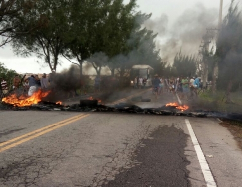 Pescadores interditam a RJ 216