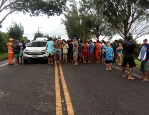 Pescadores interditam a RJ 216