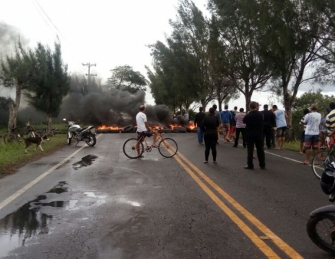 Pescadores interditam a RJ 216