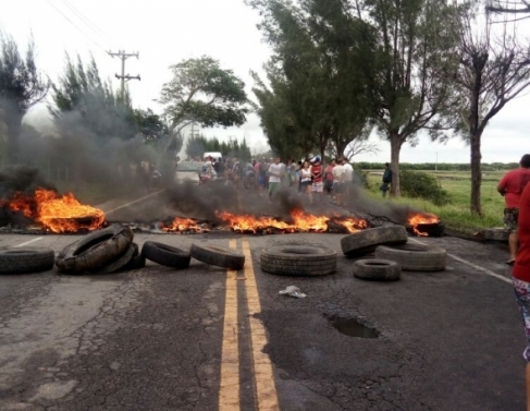 Pescadores interditam a RJ 216