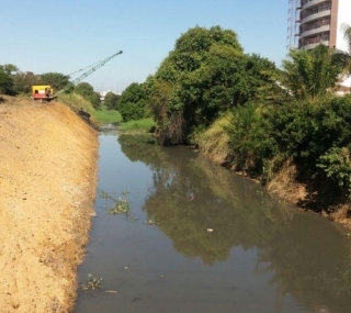 Limpeza no canal de Coqueiros