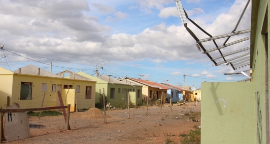 Casas inacabadas sofrem a&ccedil;&atilde;o do tempo