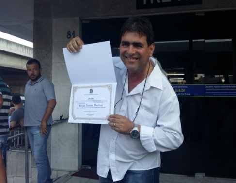 Oz�ias exibe diploma