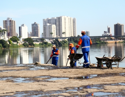 Limpeza no entorno do rio Paraíba