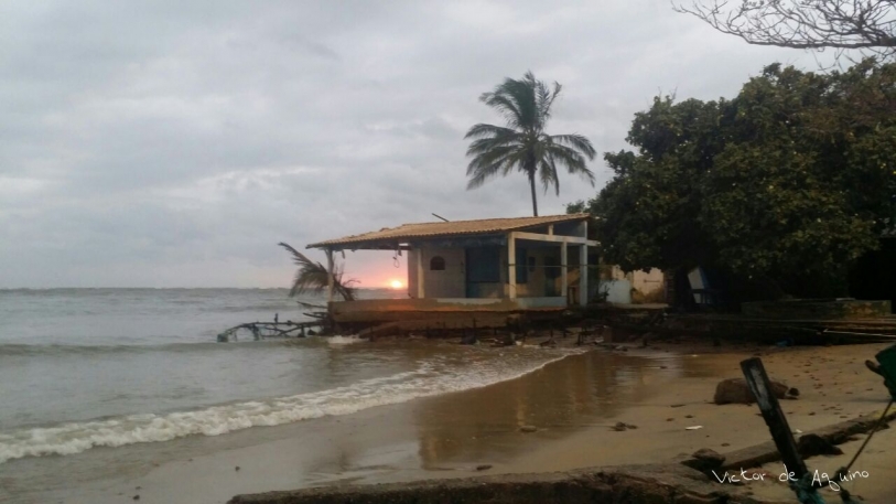 Nascer do sol depois de mais um dia de avanço do mar em Atafona