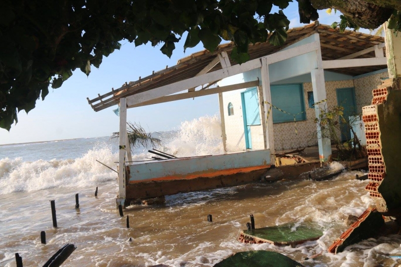 Desde o mês passado, mar atinge bar do Santana e chegou à localidade da Baixada