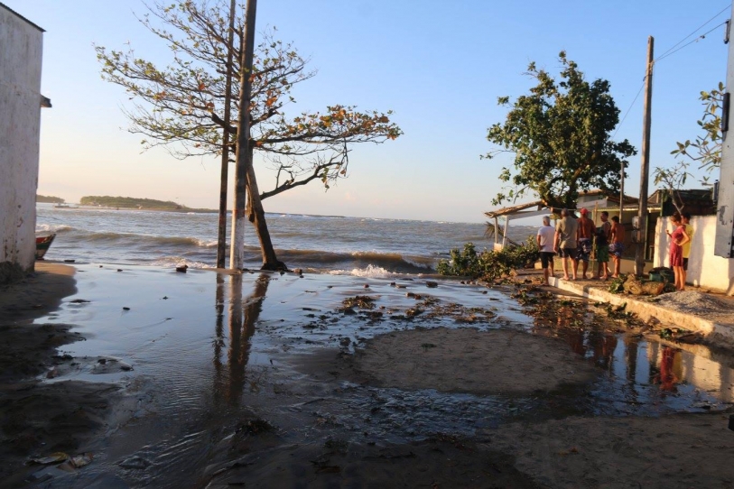 Mar em Atafona avança e deixa moradores preocupados