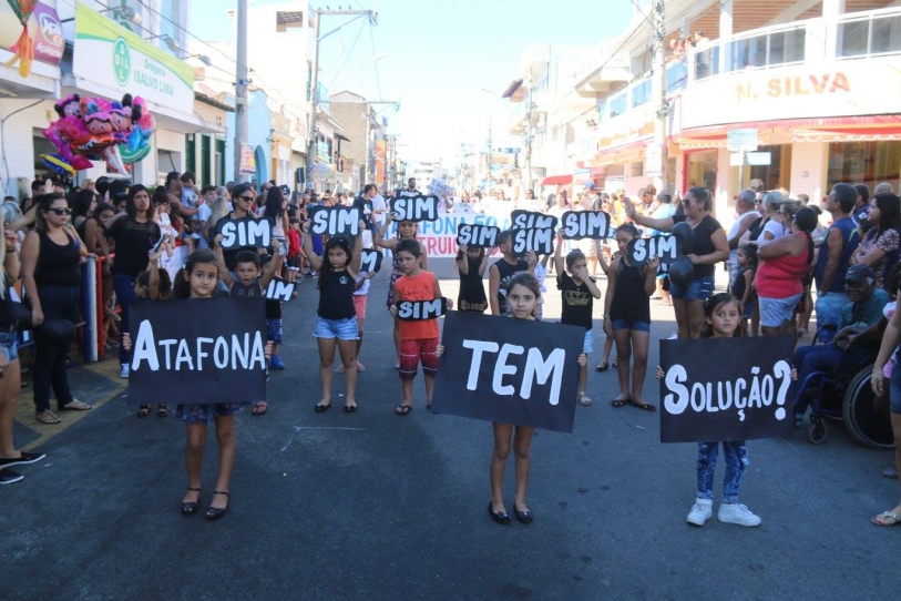 Crianças abrem protesto por Atafona na sede do município