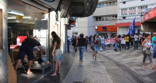 Manifestação e comércio aberto no Centro