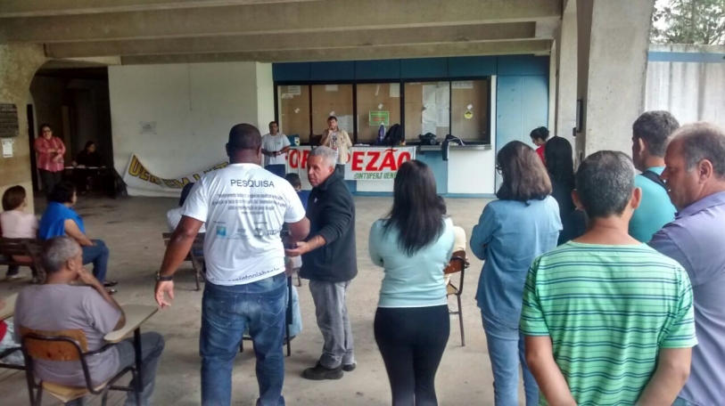 Servidores se re�nem na UENF para debater