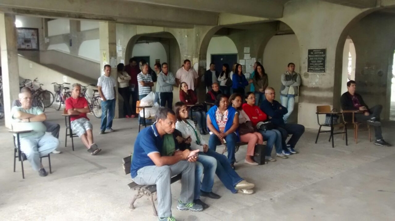 Servidores se re�nem na UENF para debater