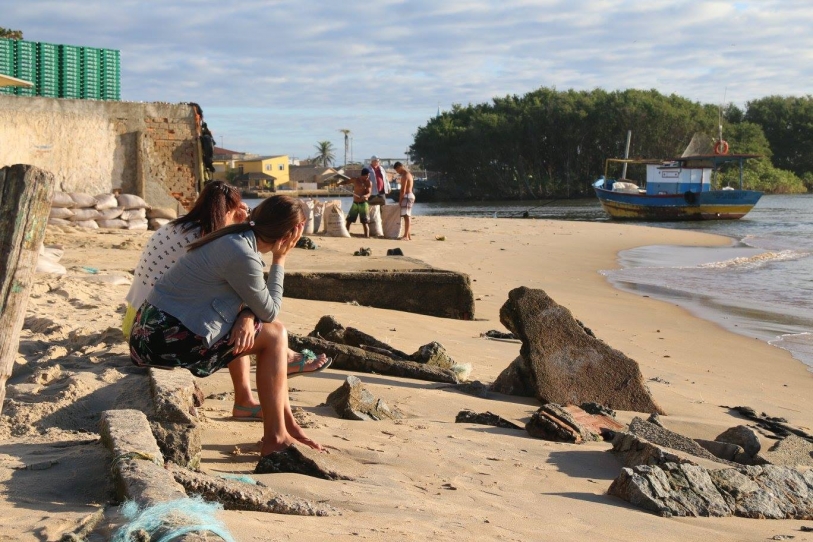 Avanço do mar redesenha a praia de Atafona há mais de meio século