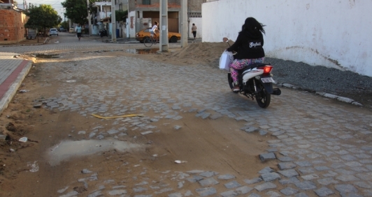 Rua Walter Sales &eacute; repleta de buracos
