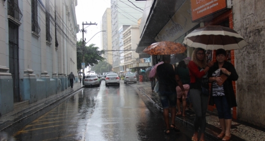 A quinta-feira amanheceu chuvosa em Campos