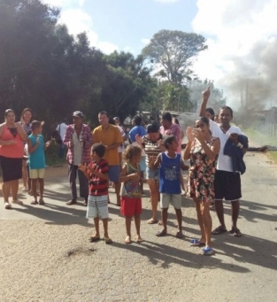 Moradores protestaram na Fazendinha