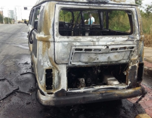 Carro da FMIJ pegou fogo em movimento