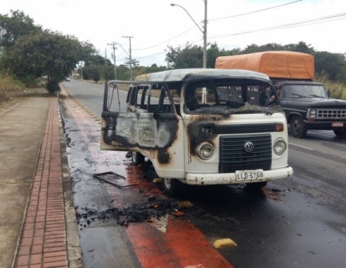 Carro da FMIJ pegou fogo em movimento