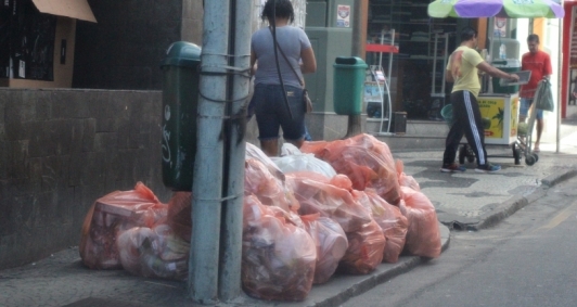 Quantidade maior de lixo já era registrada em ruas