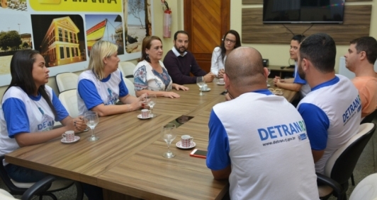 Carla em reunião com representantes do Detran