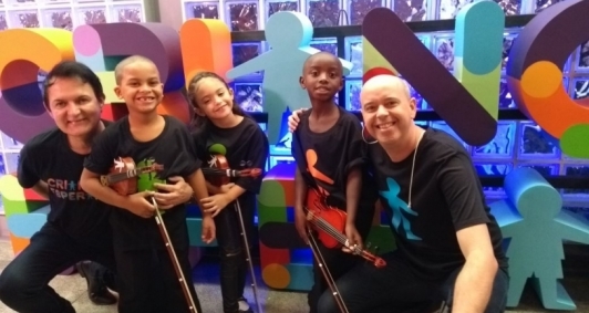 Nos bastidores, Jony William, Ana Liz, Vitor e Carlos, posam com Alex Escobar