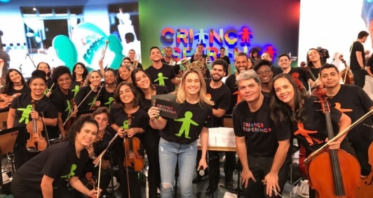 Orquestra posa com a jornalista Fernanda Gentil