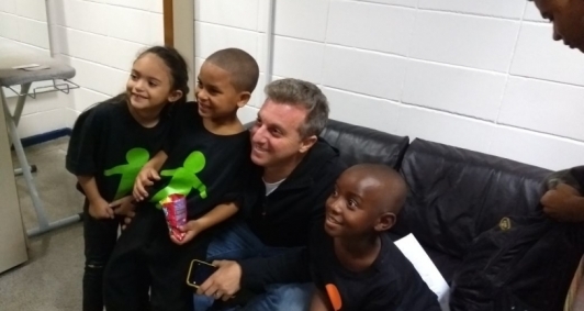 Crianças posam com Luciano Huck